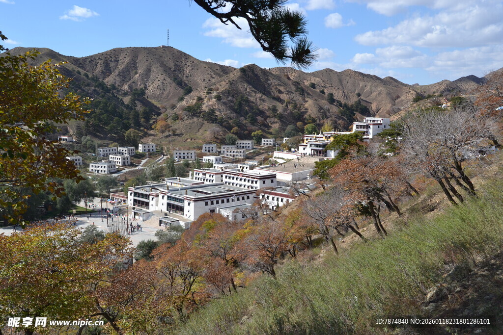 山间村落秋景