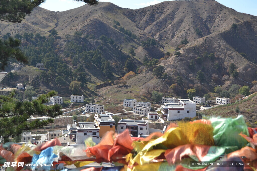 山间多彩经幡与村落景观