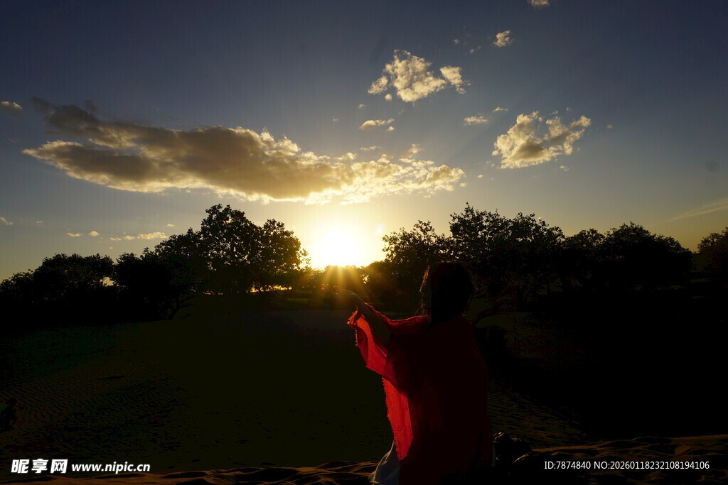 夕阳下的红衣人物背影