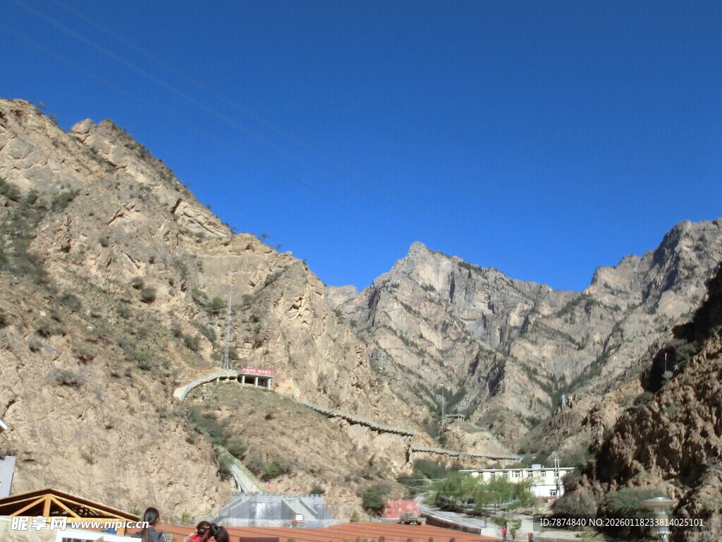 山间村落 壮丽山景相伴