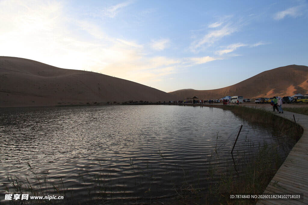 湖畔黄昏美景