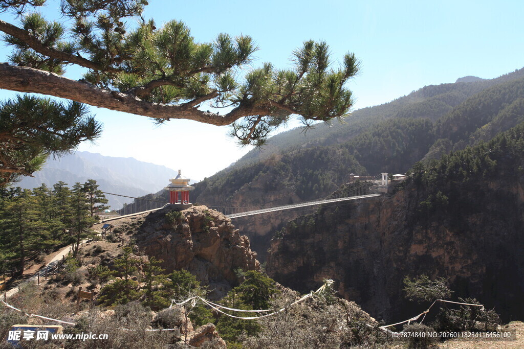 山间悬索桥的壮丽景致