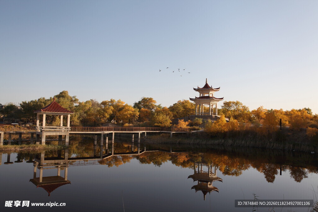 秋日湖畔亭阁美景
