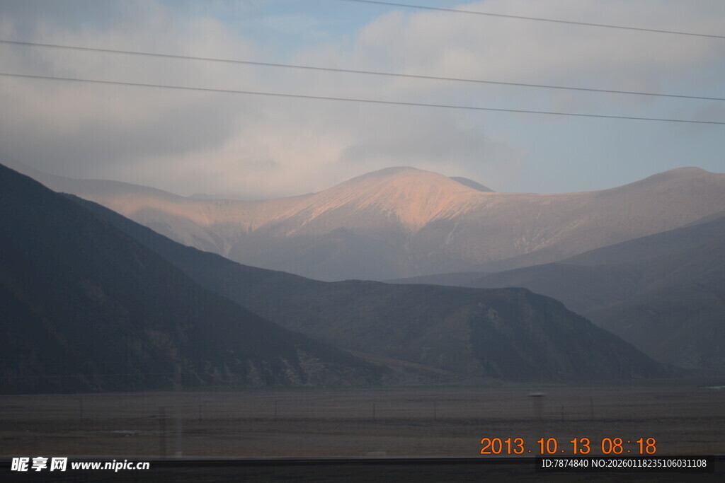 壮丽山景 天边微光映山峦
