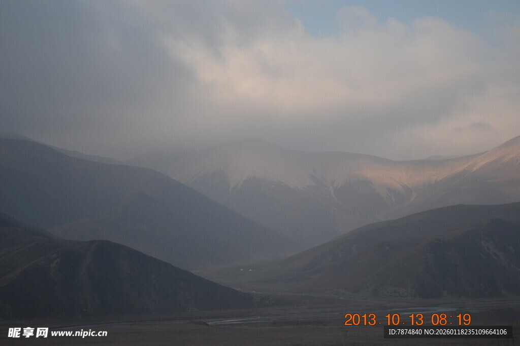 山间云雾缭绕的壮丽景色