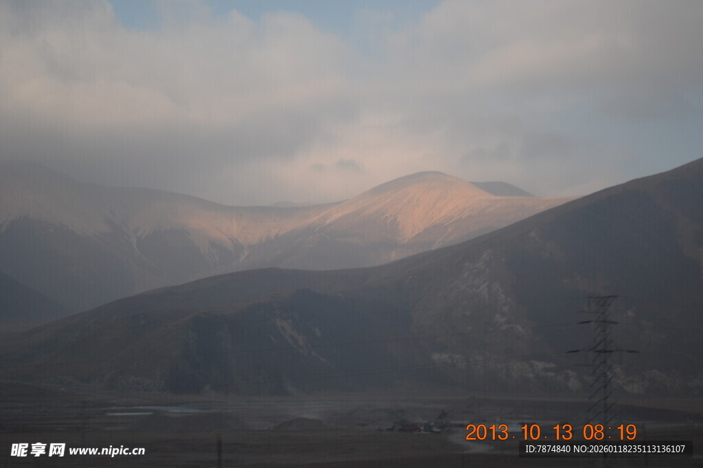 黄昏下的山峦美景