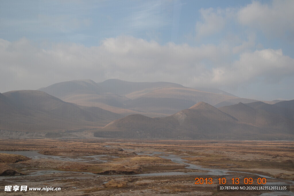 广袤旷野中的远山景色