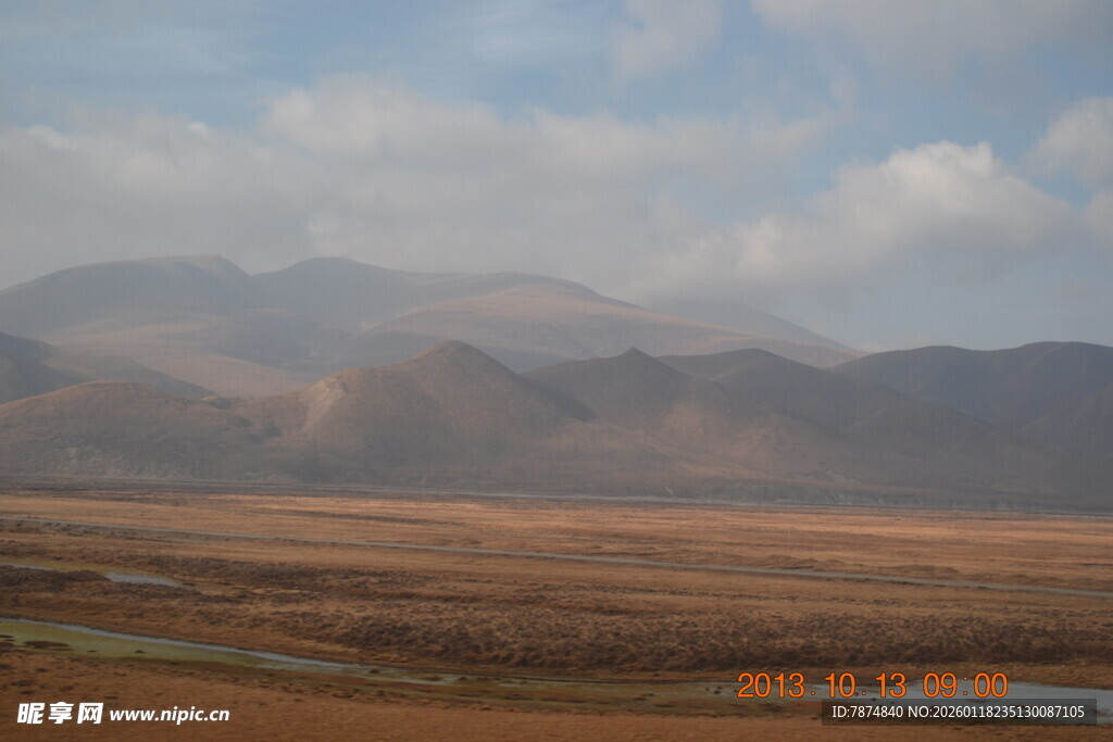 广袤原野与远山的壮阔景致