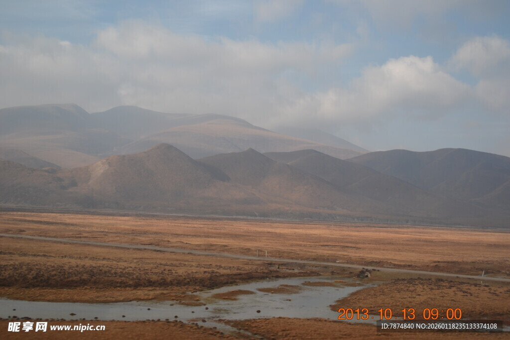 广袤原野与远山的壮丽景致