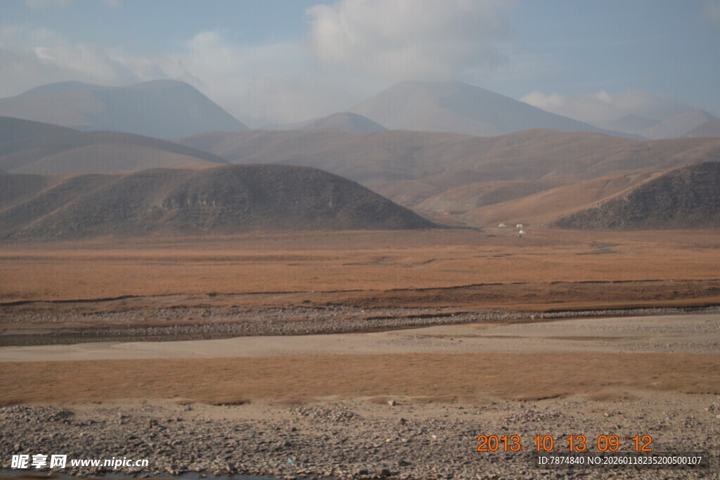 广袤荒原与远处山峦