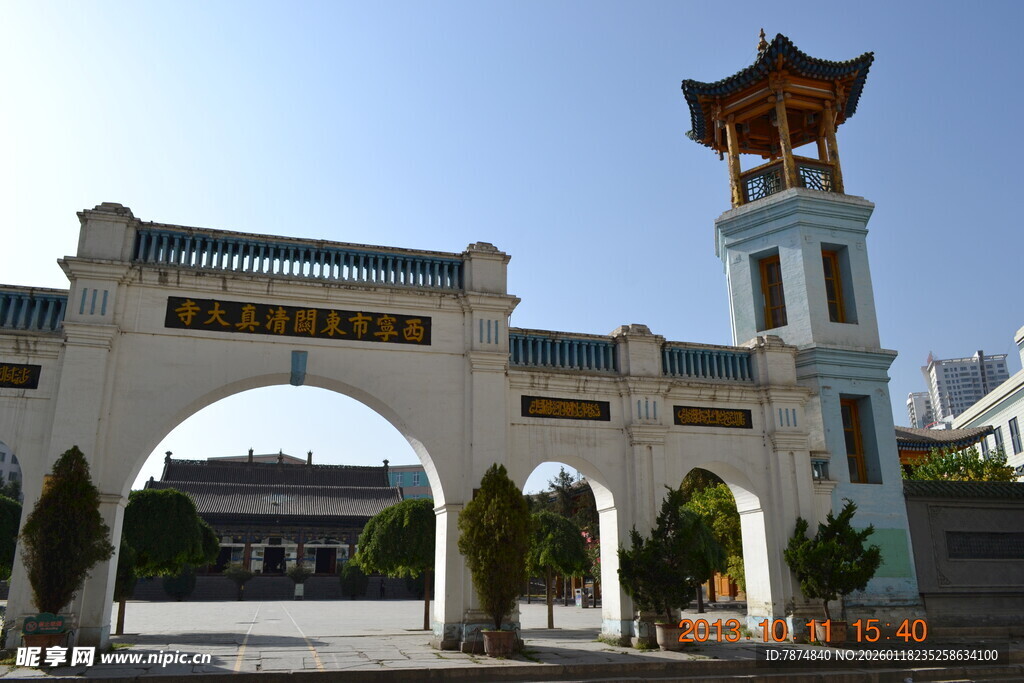 中式风格大门与塔楼景观