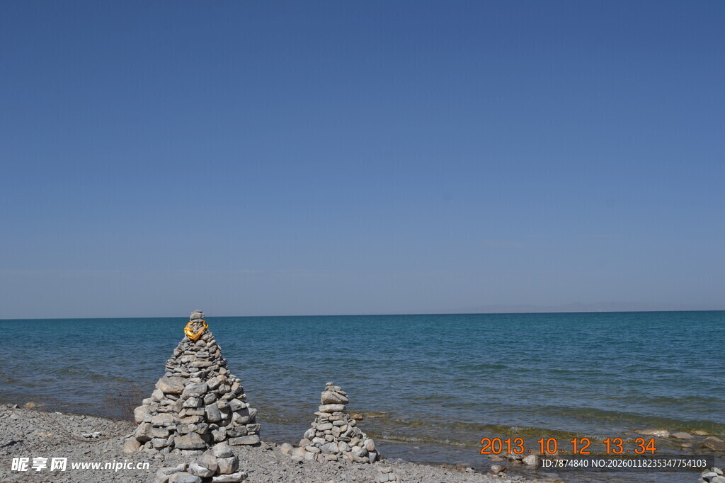 海边石塔与辽阔蓝色大海