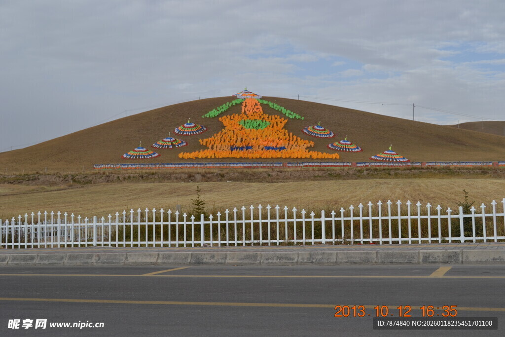 公路旁的独特山坡建筑