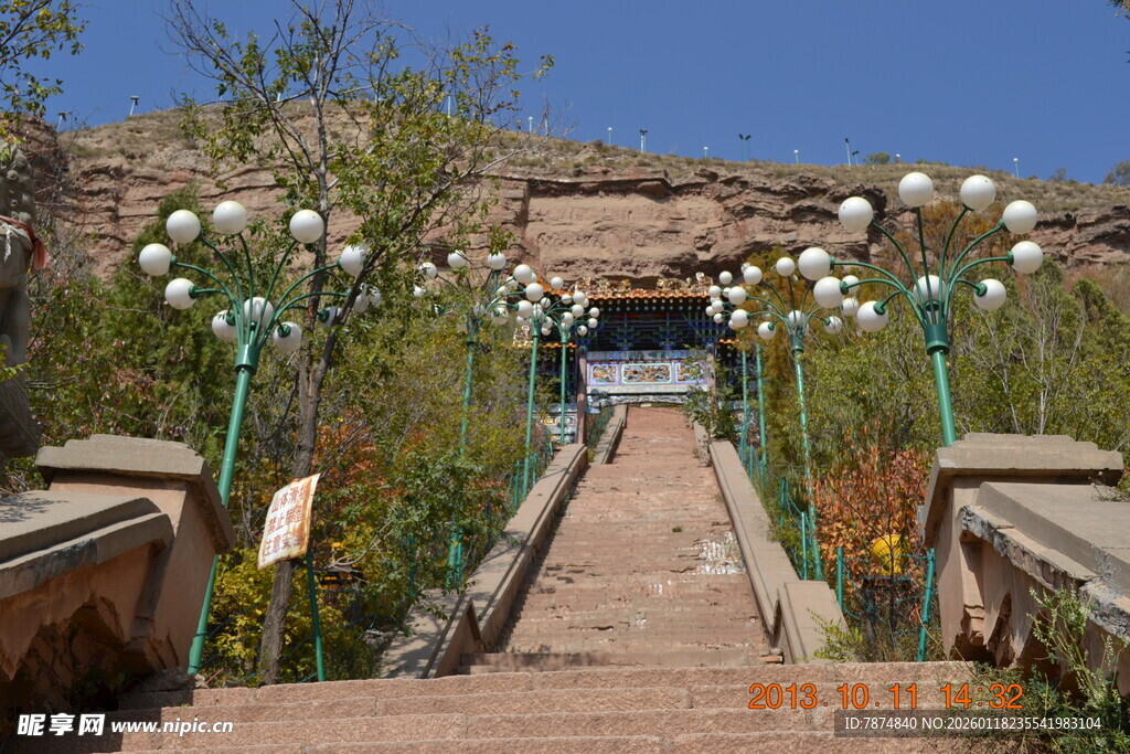 山间步道与古典建筑景观