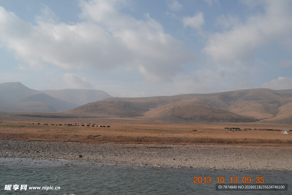 湖畔山川风景图
