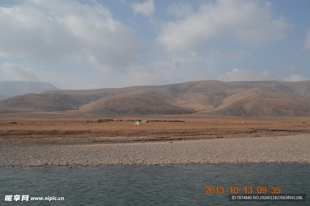 荒漠公路旁的开阔山野景色