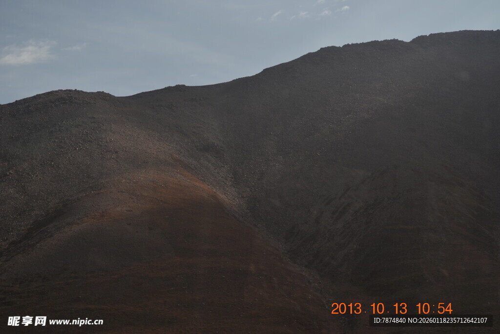 黄昏下的山峦景色
