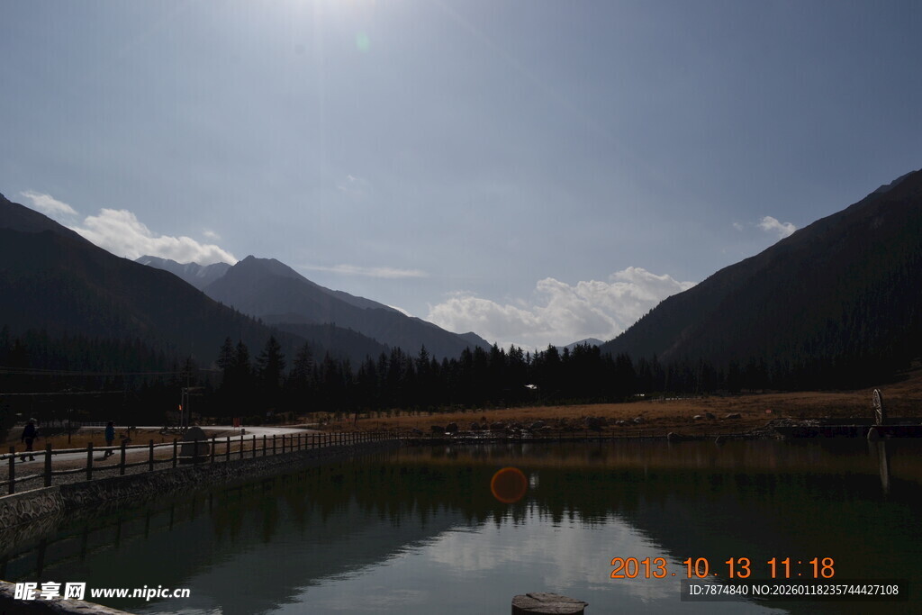 山间静谧湖泊美景