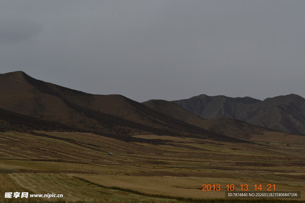 黄昏下的广袤山地景观