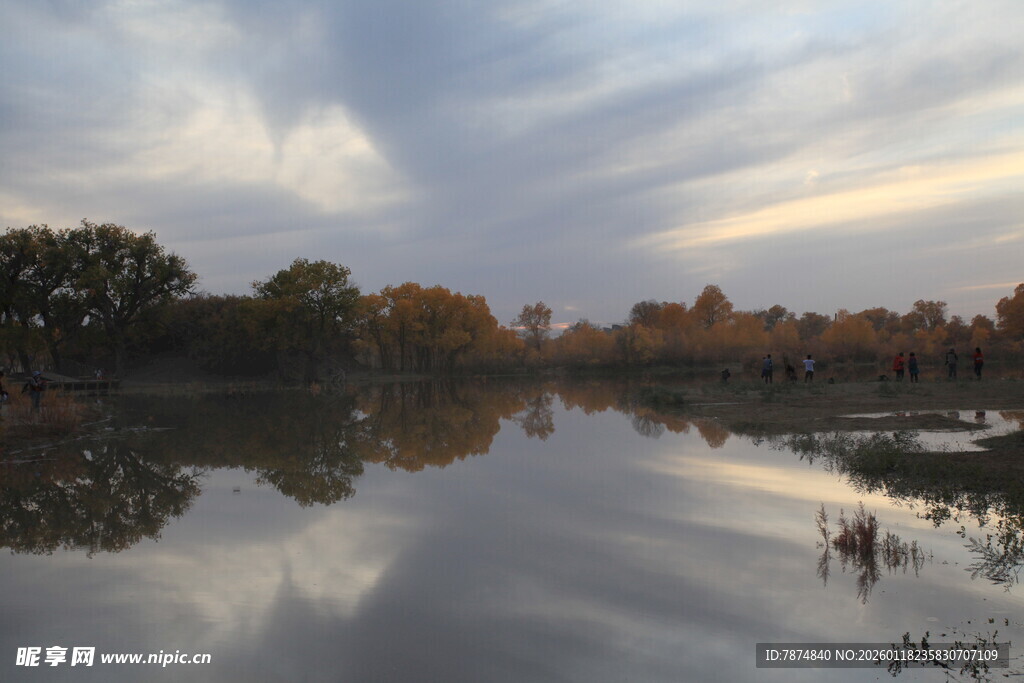 湖畔黄昏美景