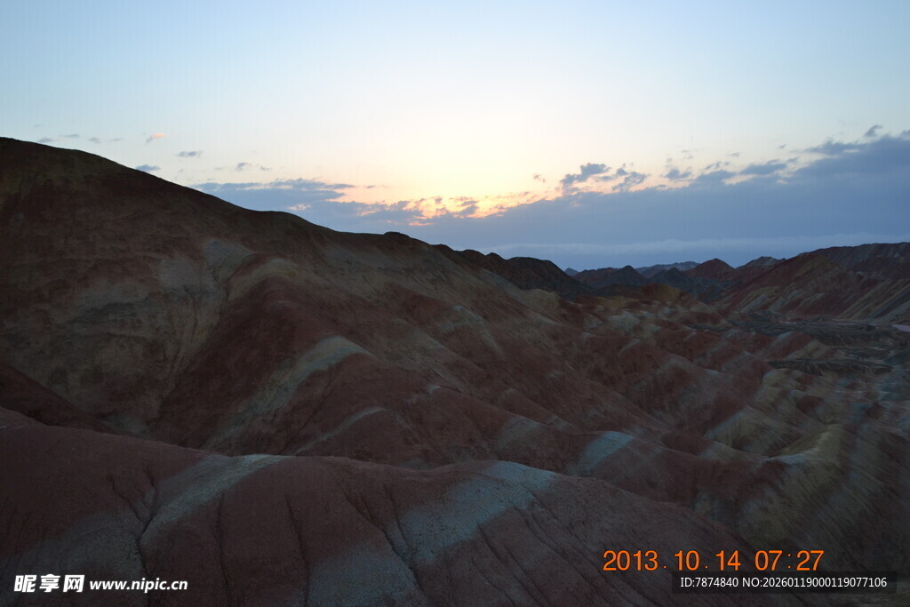 夕阳下的多彩山峦景观