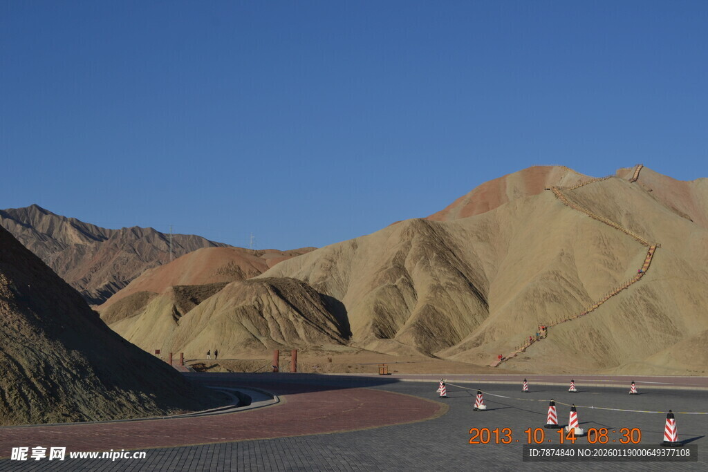 沙漠公路旁的壮丽山景