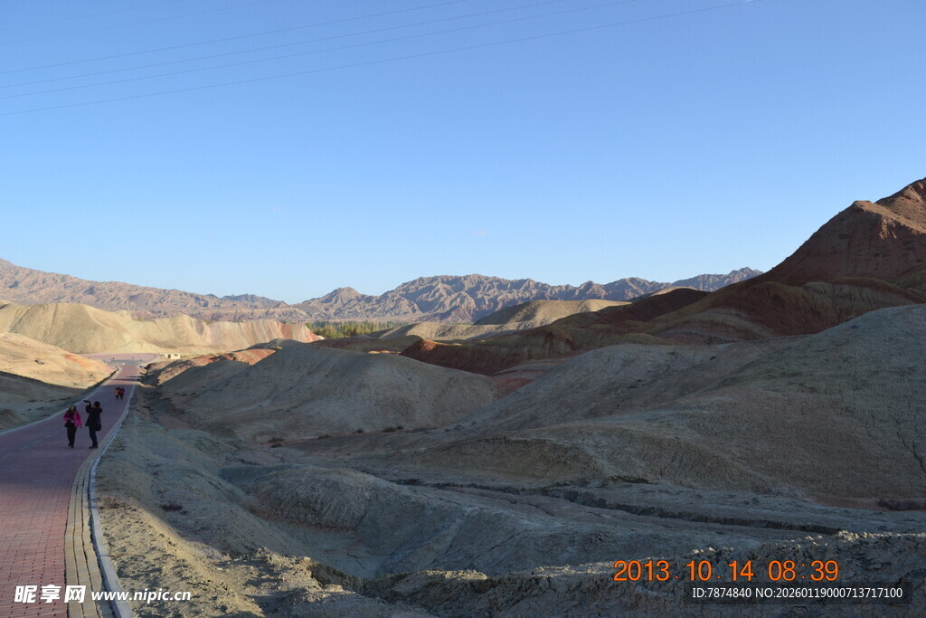 山间公路旁的壮丽地貌景观