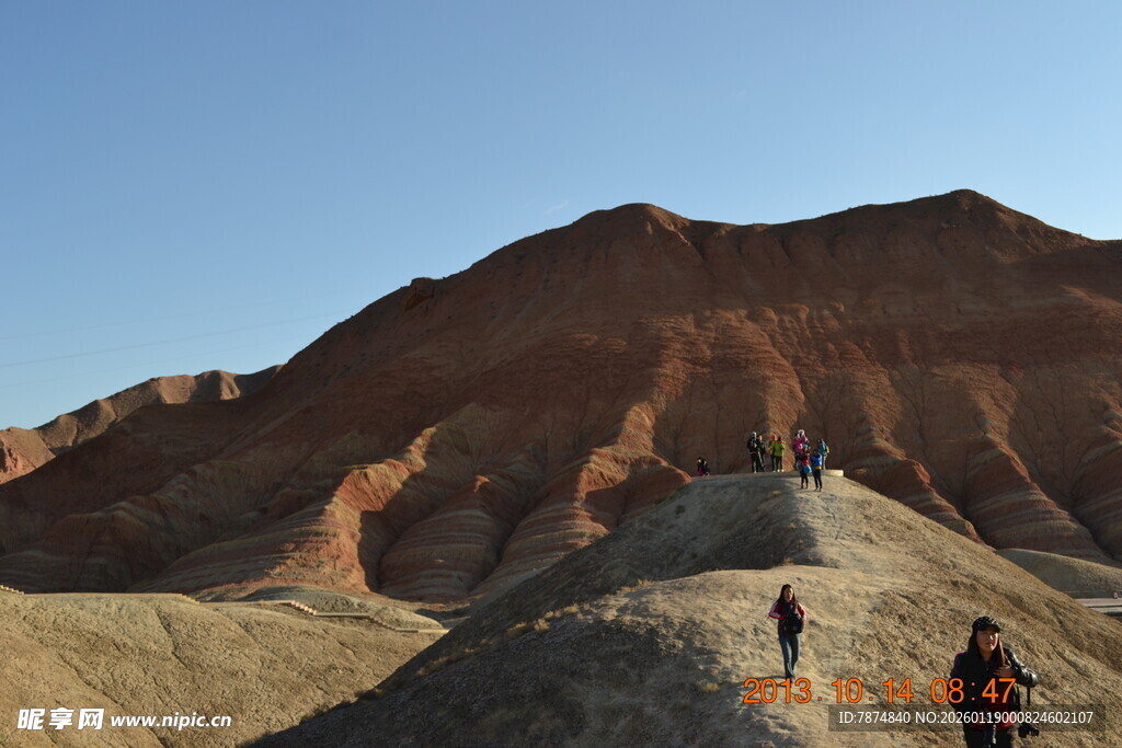 徒步者穿行于多彩山峦间
