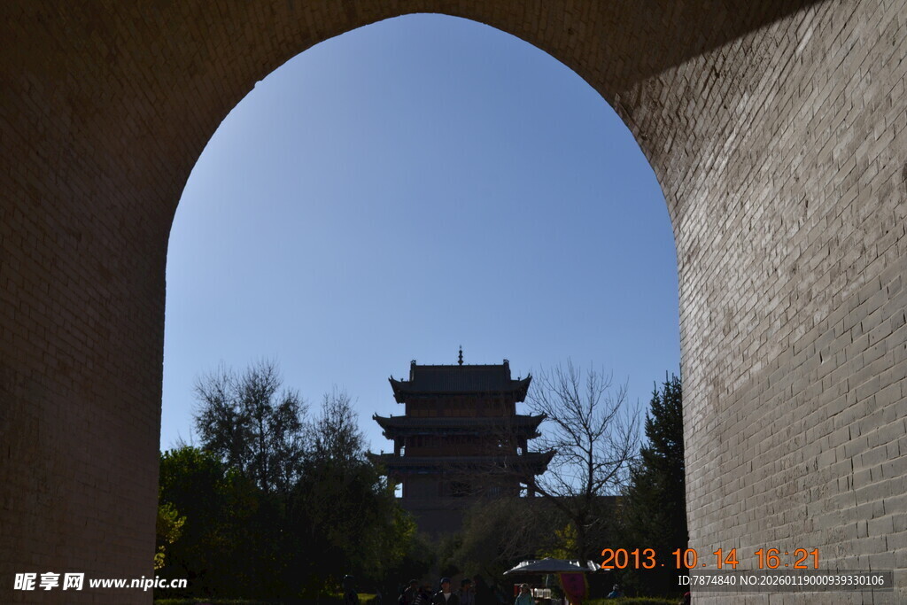 透过拱门望古老建筑