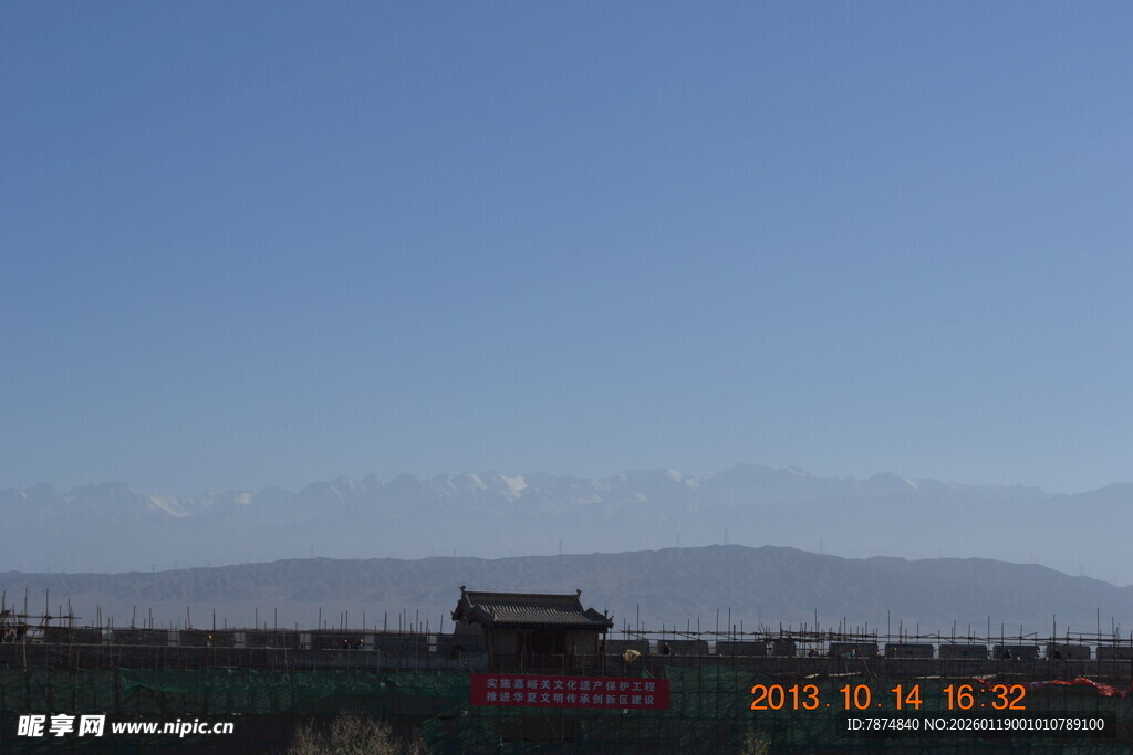 远眺故宫与远山美景