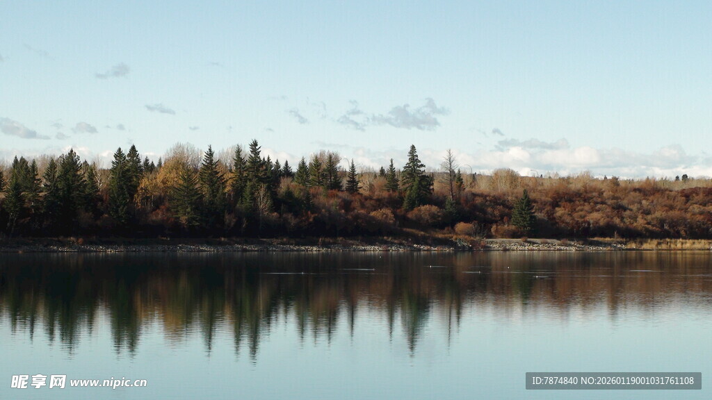 宁静湖畔秋景