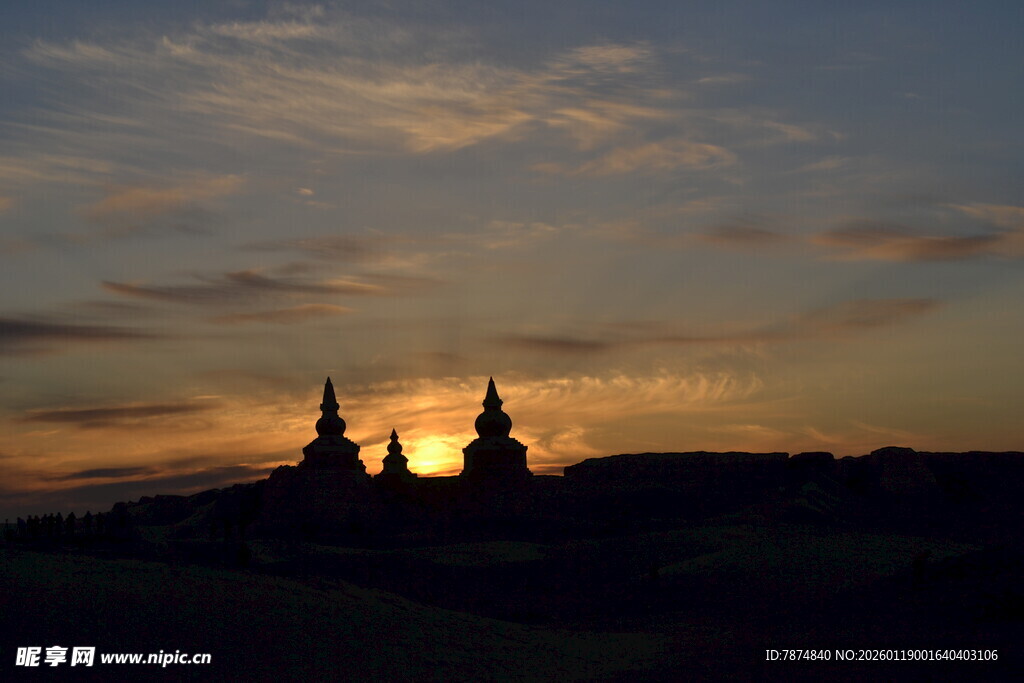 夕阳下的寺庙剪影