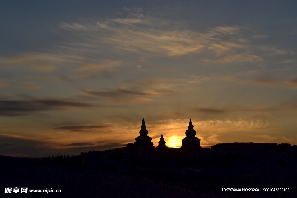 夕阳下的建筑剪影