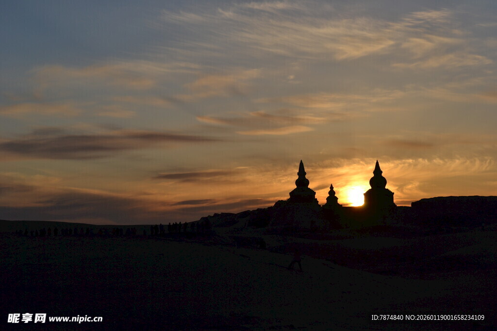 夕阳下的神秘古建筑剪影