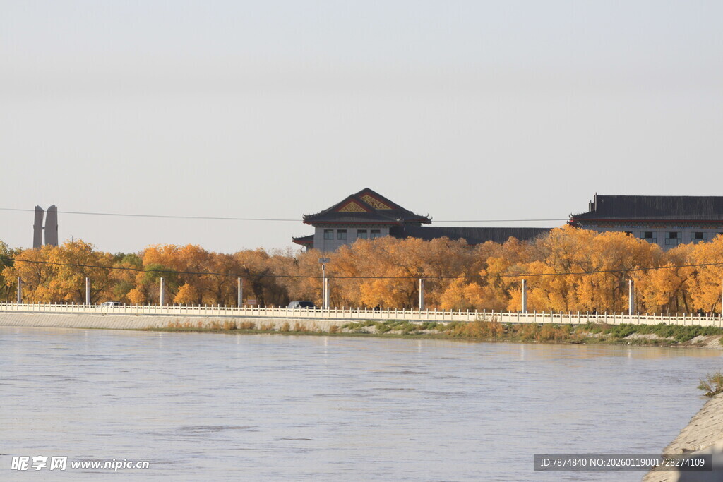 秋日河畔古建筑美景
