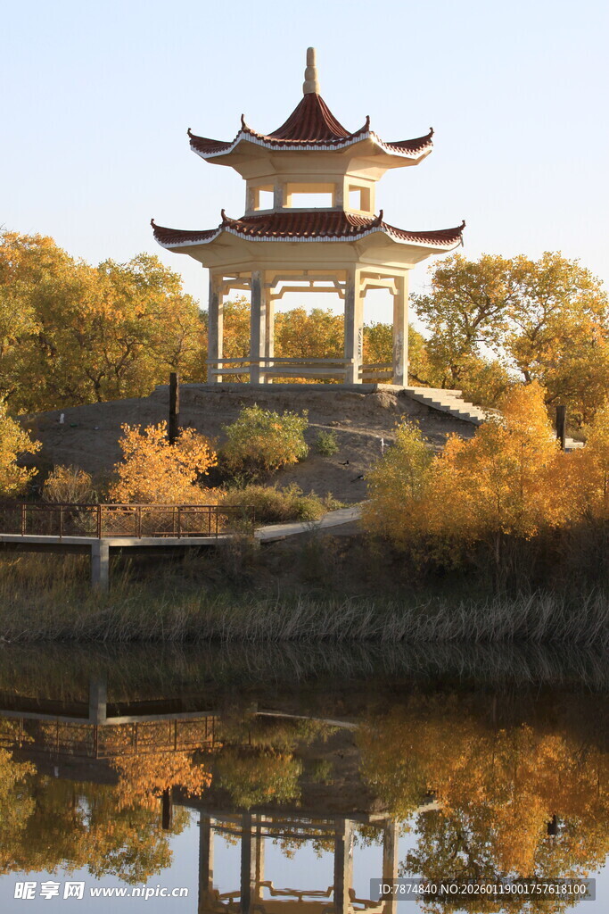 秋日湖畔古亭美景