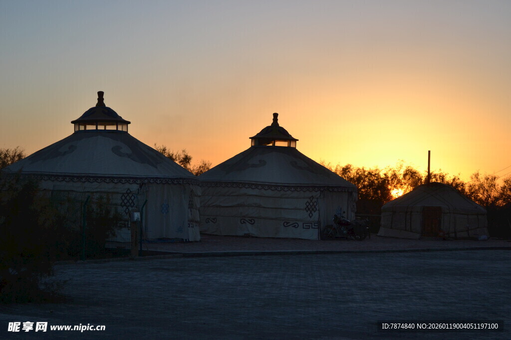 夕阳下的蒙古包美景