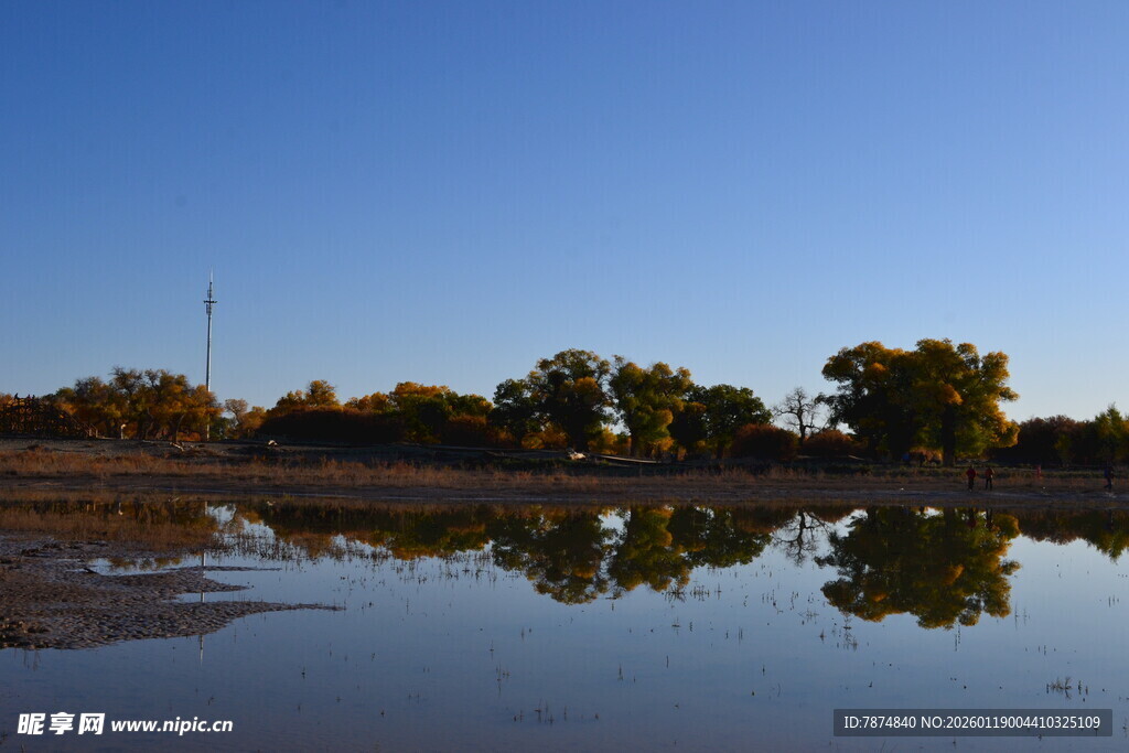 秋日湖畔倒影美景