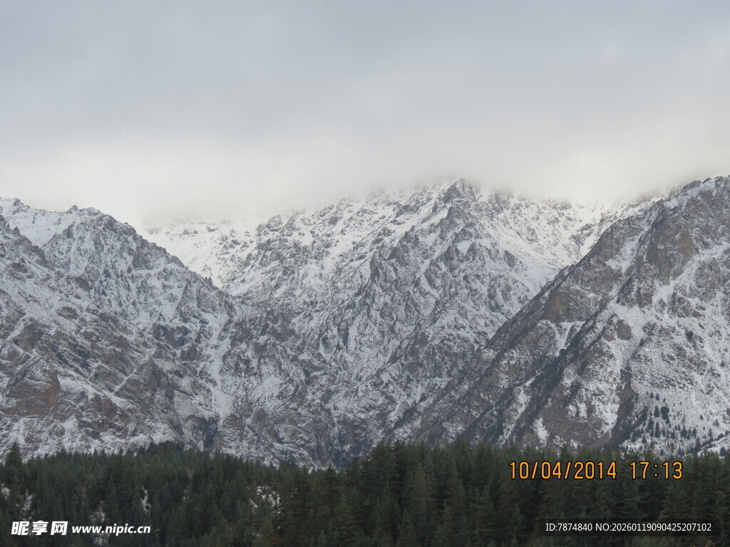 雪山巍峨的壮丽自然景观
