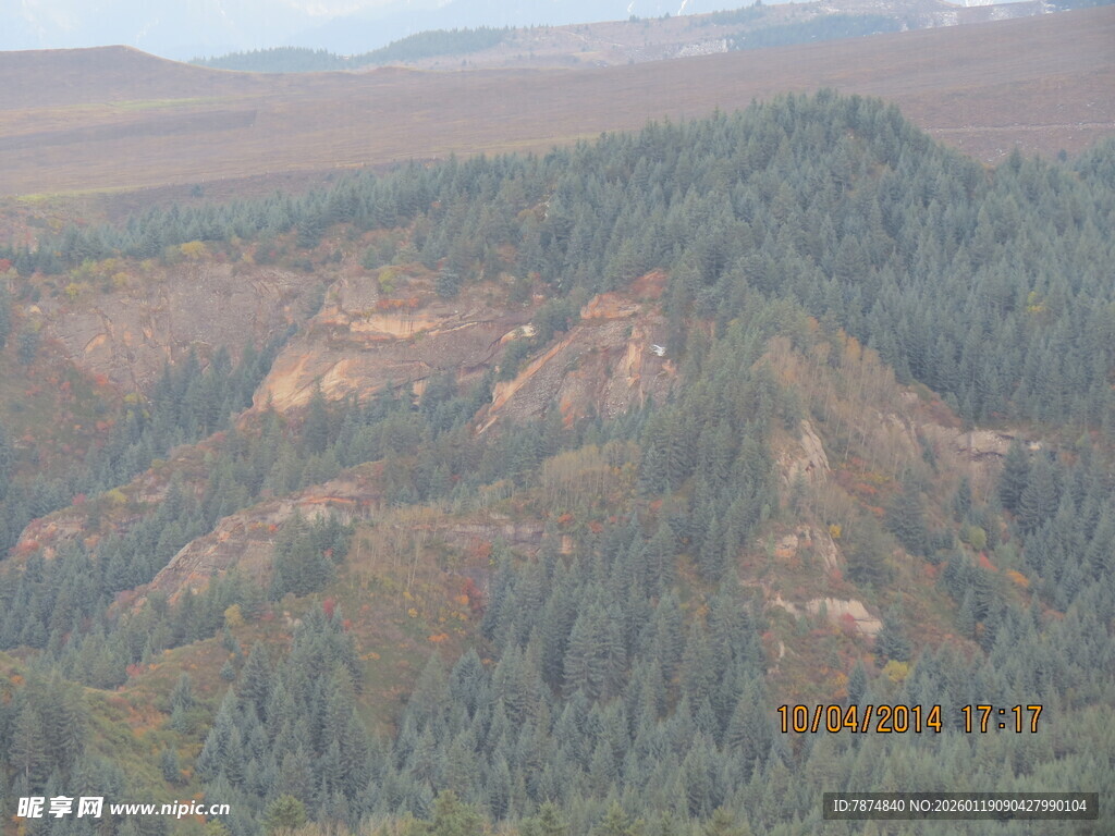 山林俯瞰景 绿意与土坡交织
