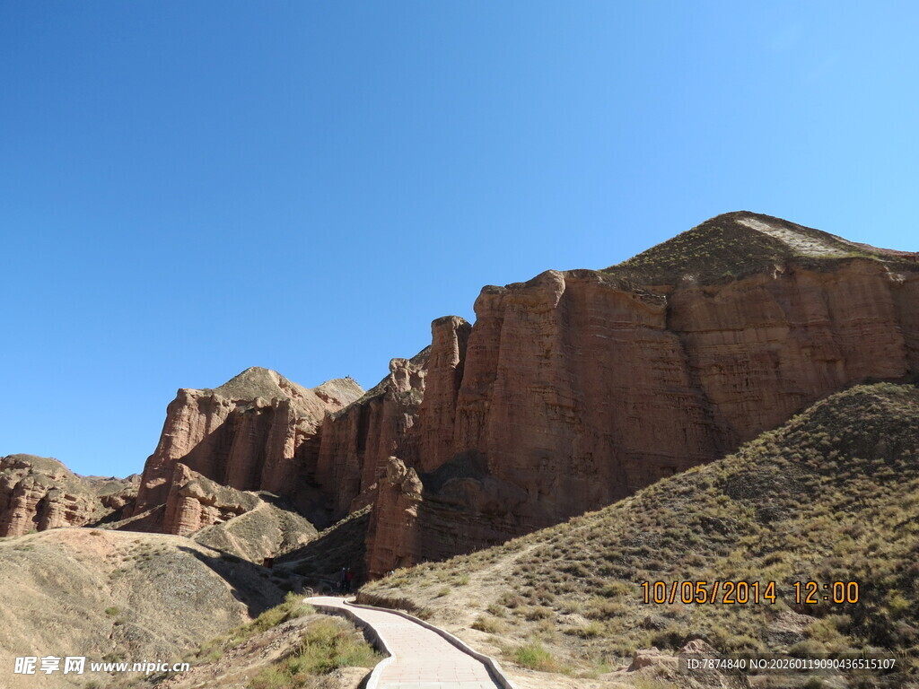 山间蜿蜒公路与壮丽红岩