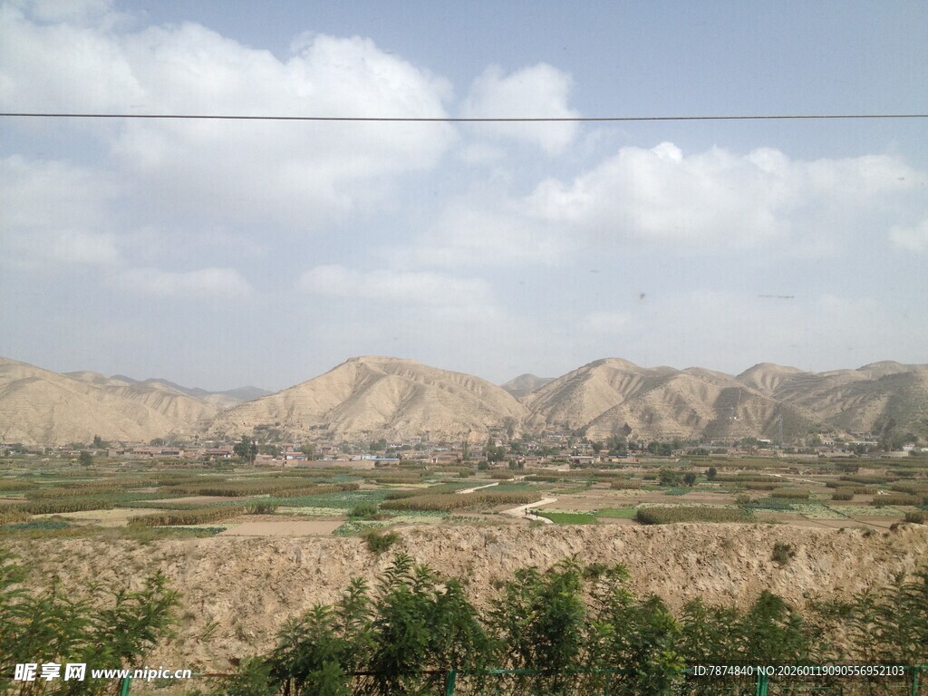 黄土山丘间的绿意景观