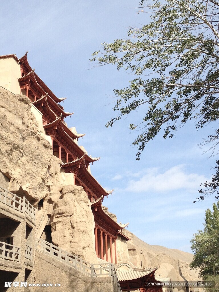 山崖上的古老中式建筑