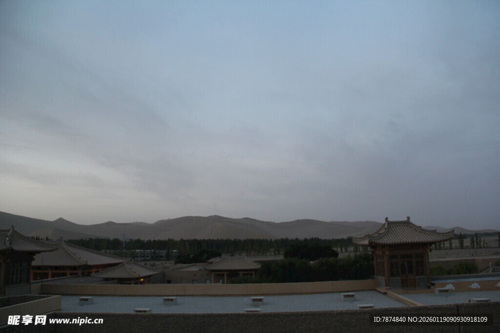黄昏下的古建筑与远山