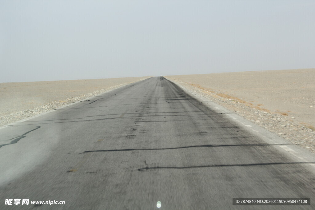 沙漠中延伸的空旷公路