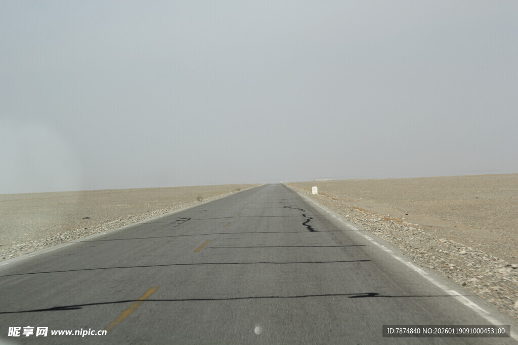 荒漠中的孤独公路