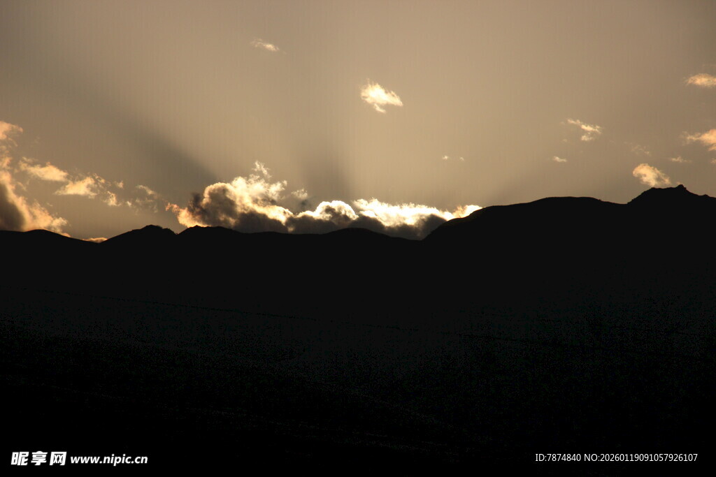 夕阳下的山峦美景