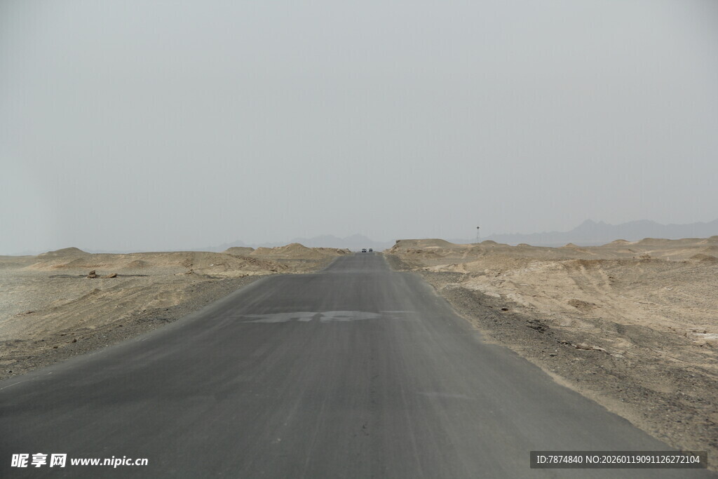 荒漠中的孤独公路