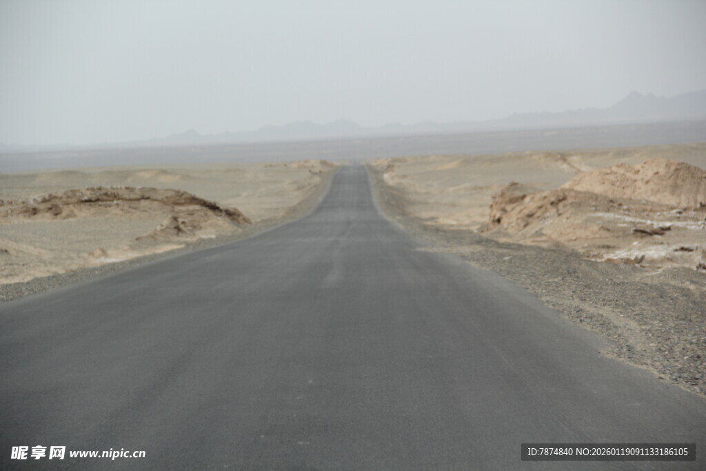 荒漠中的空旷笔直公路