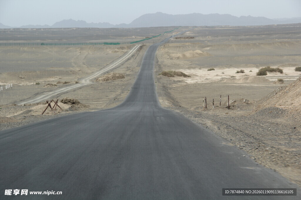 荒漠中的笔直公路